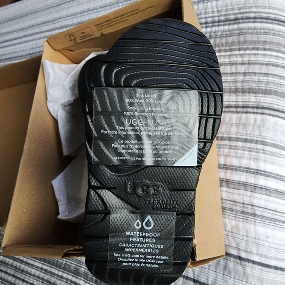 New! UGG Boy's T Puffer Boot - Picture 3 of 3